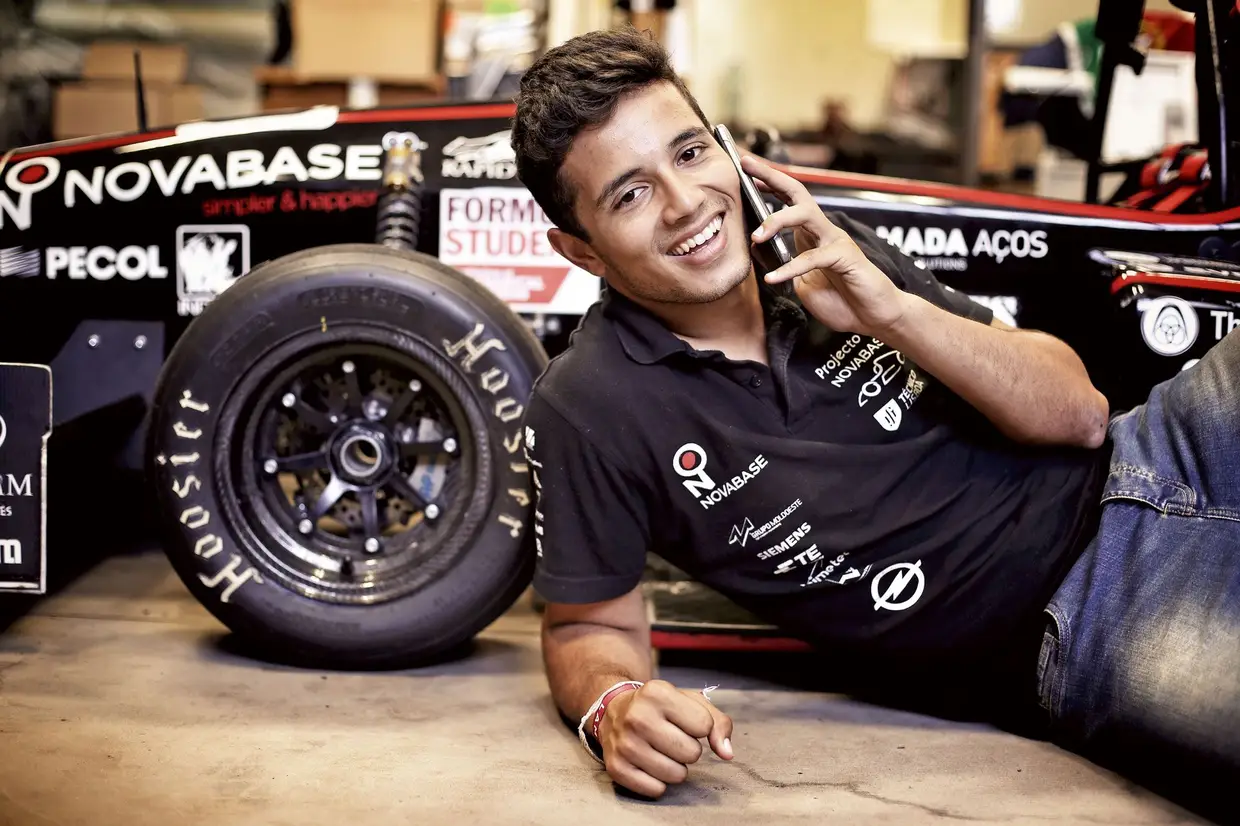 Empreendedor. Rafael Sequeira, 21 anos, engenheiro Mecânico, desenvolveu um carro elétrico de Fórmula Um. Encara uma eventual “emigração” com a maior das naturalidades. Afinal, ele é “filho” da globalização