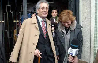 À saída do tribunal, em Marco de Canaveses, em 2004