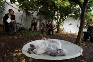 O solo de dança de Ricardo Machado explora a tensão entre as forças da natureza e a tecnologia