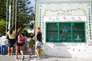 Os alunos concentram-se à entrada da E.B.2/3 Sttau Monteiro