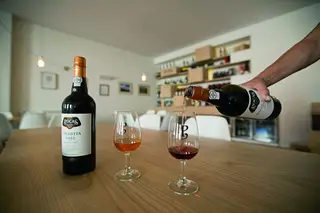A quase centenária produtora de vinhos do Porto abriu as portas das suas caves, em Vila Nova de Gaia, a visitas