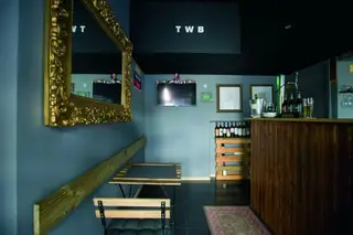 No Terapia Wine Bar, de dimensões reduzidas, optou-se por uma seleção cuidadosa dos vinhos à venda