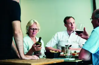 A Lisbon Winery oferece uma viagem a Portugal pelos sabores, por isso, além dos vinhos, há queijos, enchidos e presunto de pata negra – também de origem portuguesa