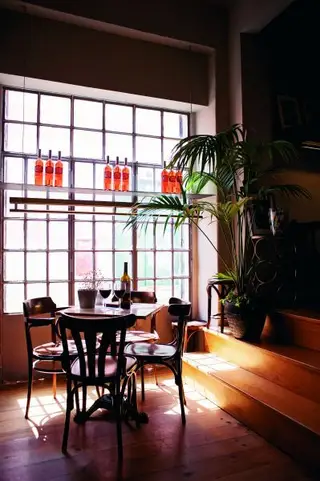 O Casa da Praia Tapas Bar & Wine Bar, em Lisboa, apenas serve os vinhos produzidos pela família Santos Lima, proprietária de várias quintas