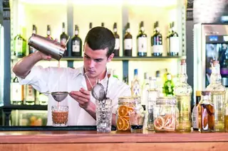No wine bar ou no restaurante do The Sandeman Chiado, em Lisboa, aconselham-se refeições acompanhadas por um vinho do Porto