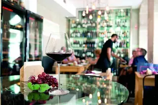 No The Wine Cellar há vinhos para todos os gostos e carteiras, escolhidos a dedo pelo casal António Baeta e Sílvia Mendes