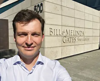Samuel Martins - O colega de Bill Gates - 33 anos - Optou por Física Tecnológica para dar largas à curiosidade. O curso não o dececionou e preparou-o para tudo. Foi parar à Fundação Bill e Melinda Gates, onde gere os projetos do homem mais rico do mundo. Ao milionário elogia a inteligência, a capacidade de trabalho e a simplicidade. De Seattle, onde mora, diz que é uma cidade “espetacular” para se viver.