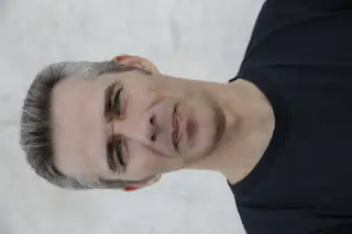 João Garcia Fonseca, 44 anos, CEO da Biosurfit Queria perceber o porquê das coisas e por isso escolheu Física Tecnológica. Entrou com uma média de 86,7%, mas era o pior da turma, onde havia vários alunos com quase 100 por cento. Um ambiente onde se “puxava para cima”. Foi presidente da associação de estudantes – o ano em que mais aprendeu. Com outros dois colegas de curso, criou a empresa Biosurfit, que desenvolve testes rápidos para diagnóstico de infeções.