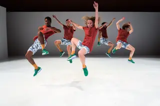 Os bailarinos André Cabral, Bruno Senone, Elisabete Magalhães, Teresa Alves da Silva e Valter Fernandes interpretam simultaneamente a mesma partitura coreográfica