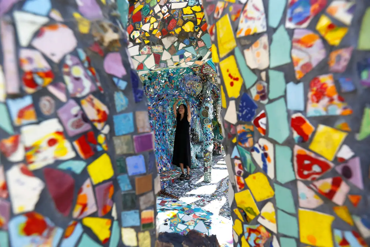 Uma turista visita a casa de mosaicos de Gonzalo Duran e da sua mulher, Cheri Pann, na Califórnia, Estados Unidos da América