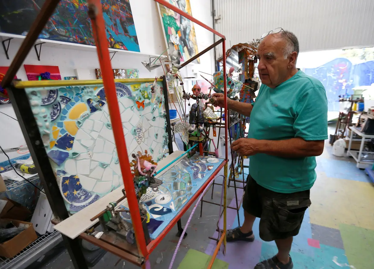 Gonzalo e a sua mulher Cheri Pann no estúdio da sua casa. Cheri foi aconselhada a seguir a carreira como contabilista mas após uma visita a uma exposição de Van Gogh, aos 18 anos, decidiu que queria ser artista plástica