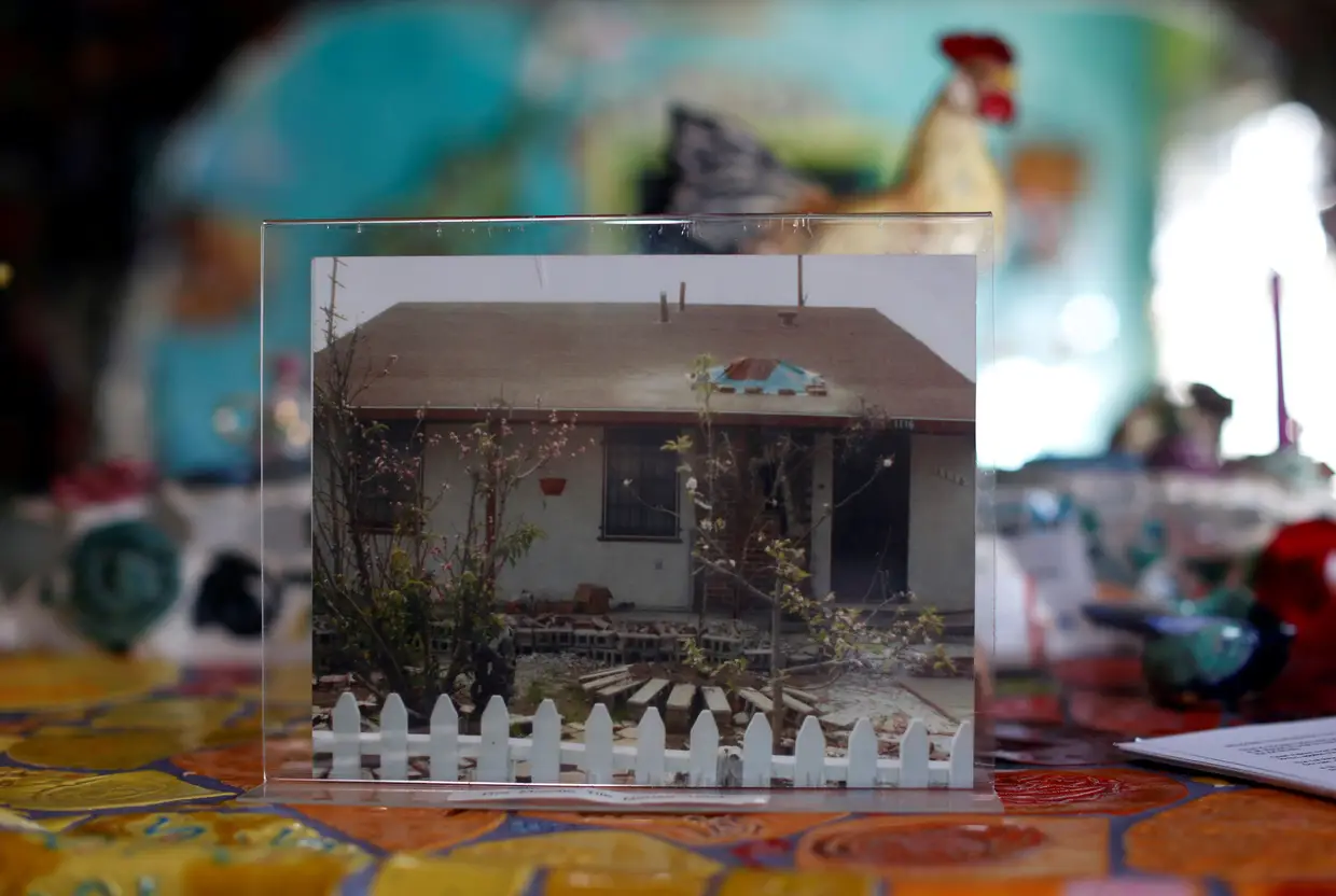 Fotografia da casa em 1992. Gonzalo Duram iniciou a decoração da casa e dos jardins com os mosaicos em 1994