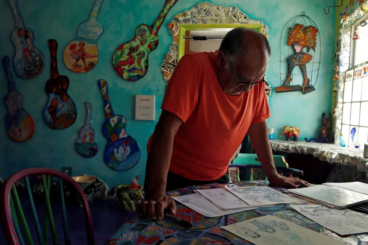 Gonzalo no seu estúdio projeta novos moldes que vão servir para construir novos mosaicos