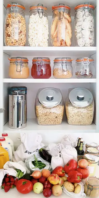 Simplicidade Não é por comprar roupa em segunda mão que Bea se apresenta deselegante. Tal como os armários da sua cozinha, rigorosamente organizados por frascos, cheios de produtos saudáveis, que traz das lojas onde pode servir-se a granel, livre de embalagens
