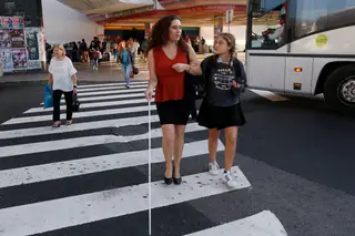 Aos 13 anos, Alexandra já seria capaz de ir sozinha para casa, mas Lurdes faz questão de ir buscá-la todos os dias ao colégio