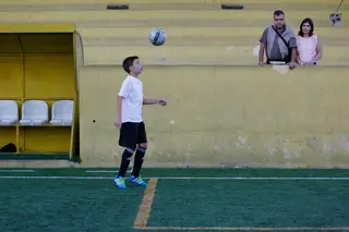 Três vezes por semana, Paulo e Isabel tentam assistir ambos ao treino de futebol do filho. E, ao fim de semana, não perdem o jogo. Não conseguem ver o que se passa no campo do Sportivo de Loures