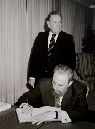 Durante a cimeira Ibero-americana, realizada no Porto, em 1998, Fidel Castro faz questão de visitar Amorim, que estava a investir em Cuba