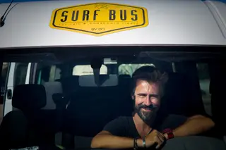 Daniel Beirôco deixou a consultoria em mercados financeiros para abrir a Surf Bus. Tirou a carta de pesados e ele mesmo conduz um autocarro de 17 lugares que faz a ligação entre Lisboa e as praias mais próximas, de Sesimbra à Nazaré