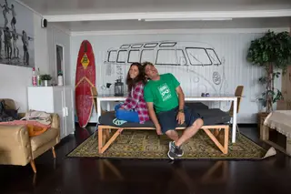 Andreia Passos e Gonçalo Silva, um casal de ex-professores, alugaram uma vivenda de 1955 para abrirem o Hostel & Surfcamp Ericeira55