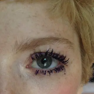 Charlotte Kench, Máscara YSL Volume Effet faux Cils in Fascinating Violet, Correctour La Prerie Light Fantastic Cellular Concealing nr 10, blush em creme RMS beauty Lip 2 Cheek in Diabolique