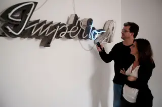 Desde 2014 que Rita Múrias e Paulo Barata têm vindo a “caçar” pelas ruas de Lisboa estes letreiros e néones