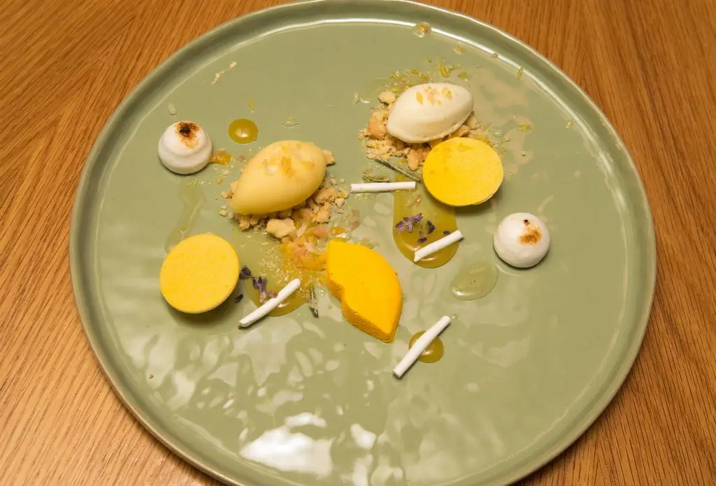 Citrinos & Alecrim, com crumble, alfazema, merengue, lemon curd e mascarpone