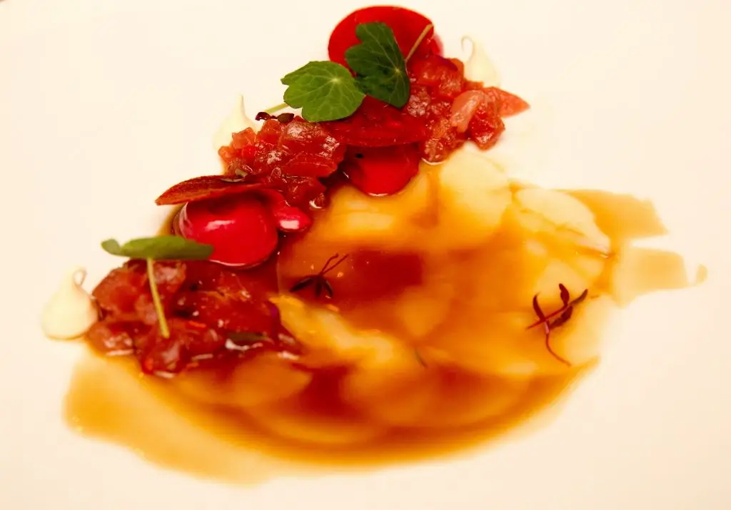 Atum & Vieira, com capuchinhas, gengibre, chilli, beterraba, oyster sauce e yuzu
