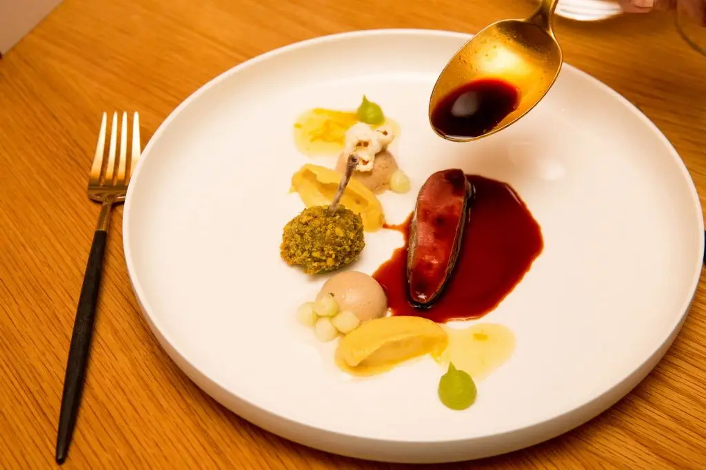 Pombo & Foie Gras, com milho doce, pipocas, maçã, pistáchios e citrinos