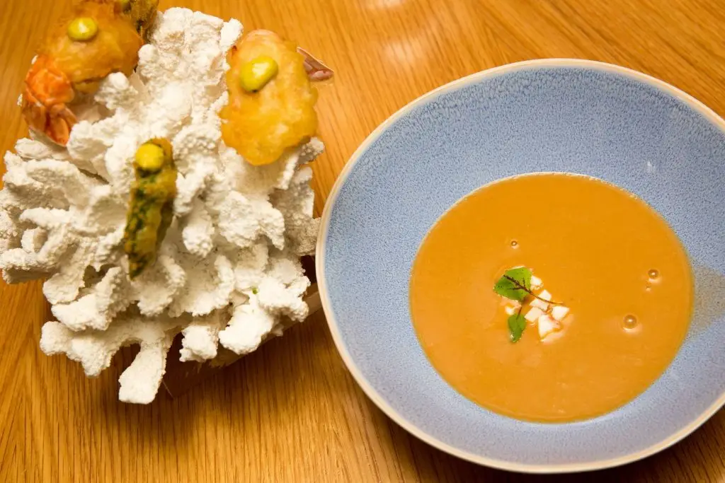 Sapateira & Lagostins, com doce de cebola balsâmica, tempura, polvo e caril de madras