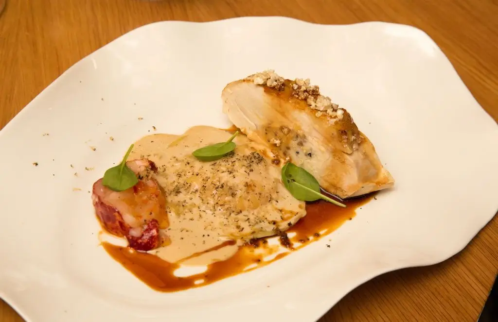 Frango do Campo & Lavagante Azul da Nossa Costa, com espinafres, trufa do outono toscana, molho teriyaki, torresmos e cremoso de morilles