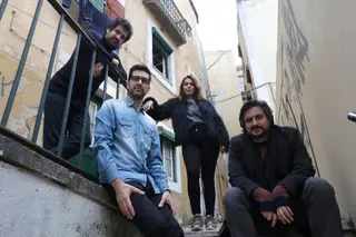 A década de carreira dos Deolinda será festejada com concertos nos Coliseus de Lisboa (a 28 de janeiro) e do Porto (a 4 de fevereiro). Uma edição especial do disco Outras Histórias, que inclui um CD ao vivo, também assinala a efeméride