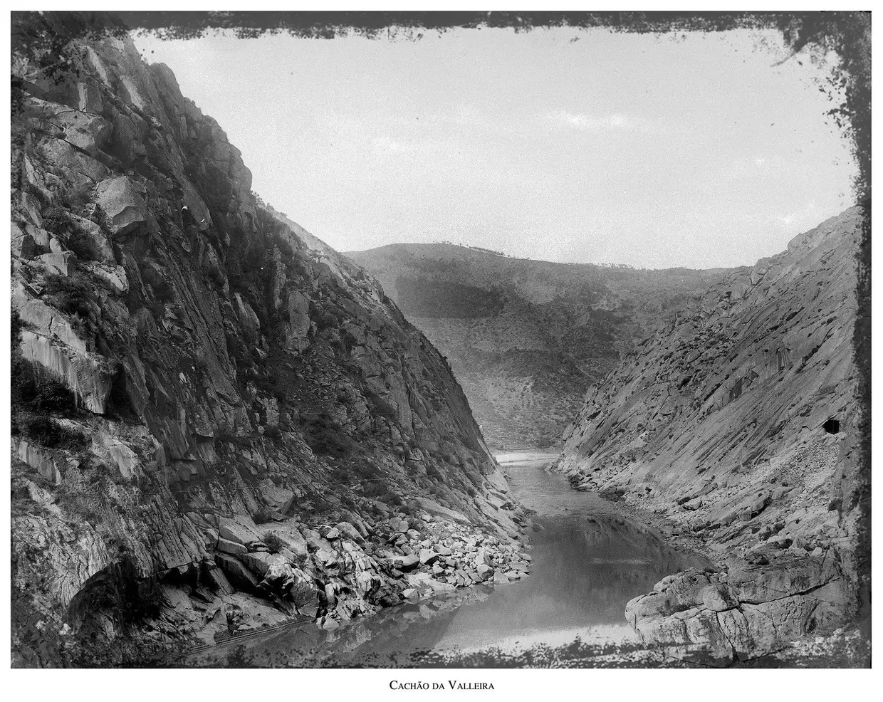 Um rio Douro desaparecido, hoje tomado pelas barragens, aqui numa impressionante imagem do Cachão da Valeira
