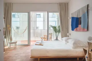 Por enquanto, o que está a funcionar é um edifício adjacente à casa original (do século XIX), com 22 quartos distribuídos por dois pisos, loja e restaurante no rés do chão