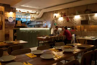 A ementa do Àgua pela Barba, com petiscos de sabor a mar para partilhar, divide-se em três áreas: Miudezas, Grandezas e Sustento