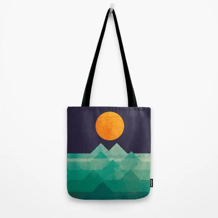 Paisagem, Society6, €17 (www.society6.com). O Society6 é um site que reúne designers e artistas de todo o mundo, e que funciona como uma espécie de montra/loja dos seus trabalhos. Envia para Portugal e, às vezes, oferece os custos de envio. É estar atento