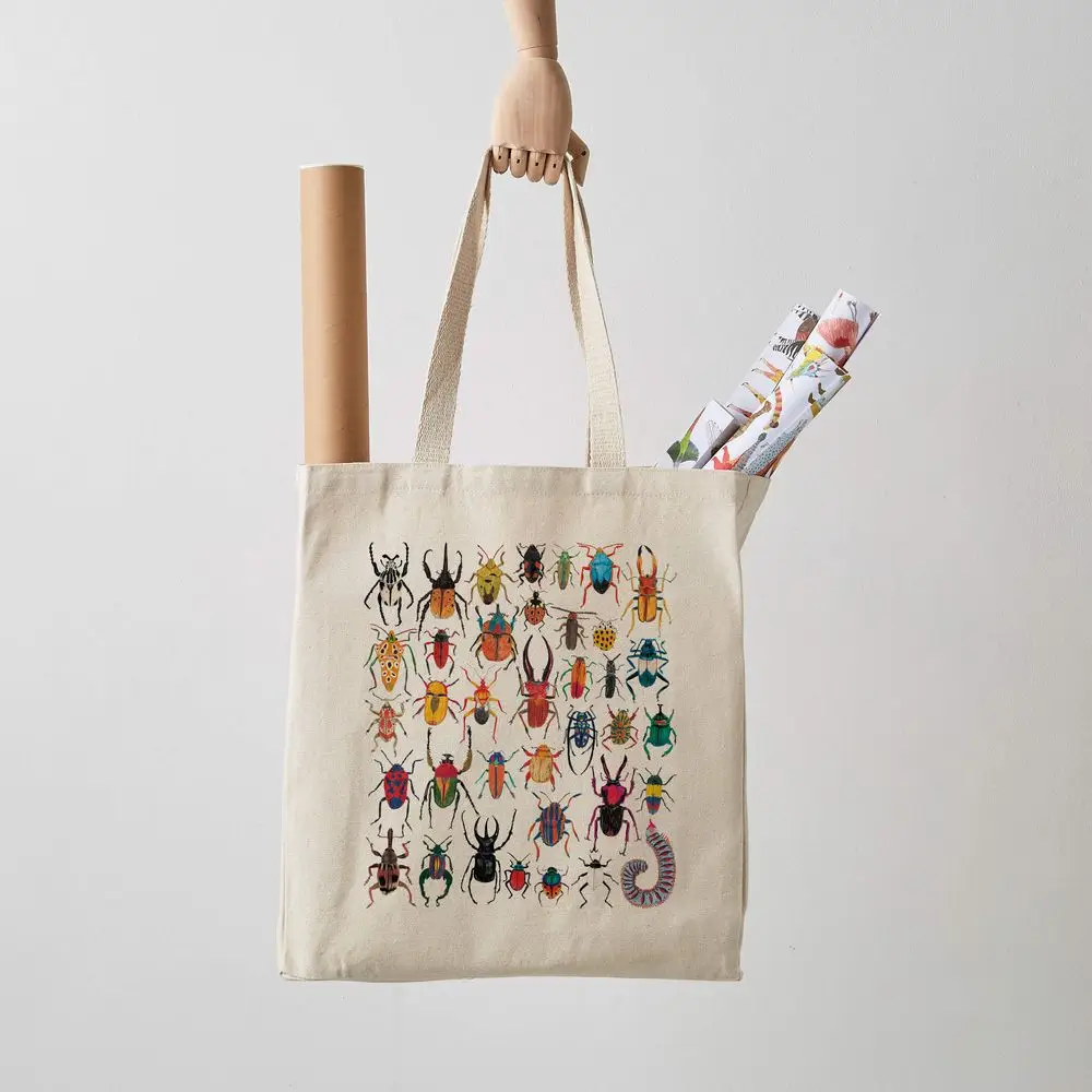 Insetos,
Chá com Letras , €17,50
(www.chacomletras.com). Nesta senda de procurar sacos de pano, encontrámos o site Chá com Letras, feito a partir de Londres por um inglês e uma portuguesa. James e Joana conheceram-se na universidade onde estavam a estudar design gráfico e depois de trabalharem, sempre juntos, em vários projetos, decidiram criar uma marca própria. E não desenham só sacos