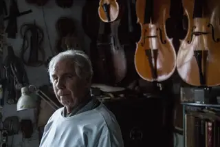 Os luthiers António (na foto) e Joaquim Capela mostram, durante os próximos dias, como se constroem instrumentos de corda