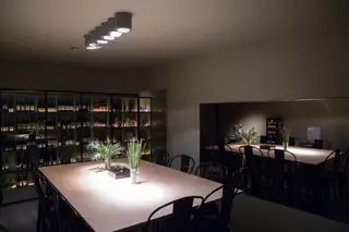 A Vindega ocupa três pequenos pisos num prédio da Foz, bem em frente ao mar, e, além de loja, é bar, bistrô e lounge