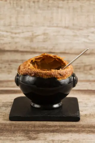 Sopa de pato, foie gras
e trompetas
da morte, no Bistro 100 Maneiras, em Lisboa (pato confitado, cogumelos trompeta
da morte, foie gras, aipo, cenoura e gengibre, €16)