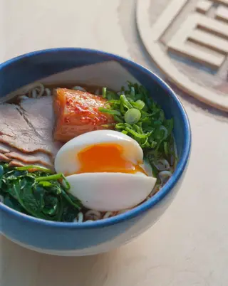 Ramen Chasuni, no Miss Japa, em Lisboa: cachaço de porco, espinafres, kimchi, cebolo e ovo (€11,50)