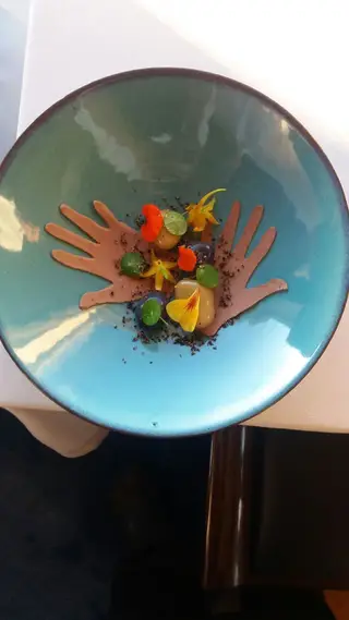 Sopa da Pedra, na Fortaleza do Guincho, em Cascais: puré de feijão, crumble
de morcela
e courato, couve
e entrecosto assado (€18)