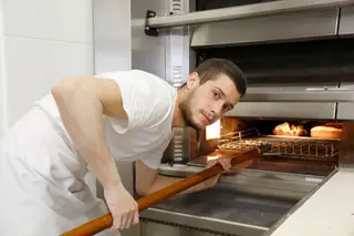 Todas as manhãs, o proprietário da Gleba Diogo Amorim moi os grãos de cereais e, apenas três horas depois, consegue fabricar o pão. Dá-lhe, diz, mais frescura e sabor