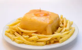 De francesinhas e outras iguarias se faz a gastronomia do Porto