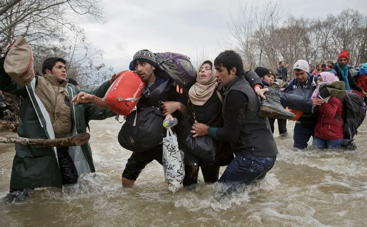 Segundo lugar em Temas Contemporâneos, pelo fotógrafo Vadim Ghirda. Refugiados atravessam o rio na tentativa de entrar na Macedónia e de escapar ao superlotado campo de refugiados na fronteira com a Grécia.