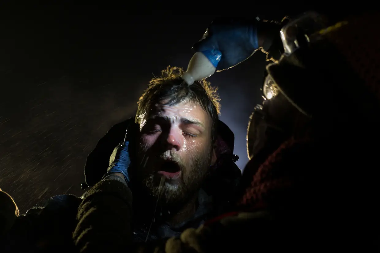 Primeiro classificado na categoria Fotorreportagem em Temas Contemporâneos. Confrontos durante os protestos dos membros da tribo Sioux de Standing Rock contra a construção de um pipeline no Dakota do Norte, captada em Dezemvbro de 2016, pelo repórter fotográfico canadiano Amber Bracken