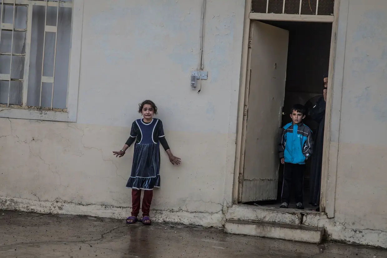 Primeiro lugar na Categoria Notícias em Geral, do francês Laurent Van der Stockt. Menina iraquiana assustada durante uma busca das Forças Especiais iraquiana em Mosul, na procura de membros do Daesh, em Novembro de 2016