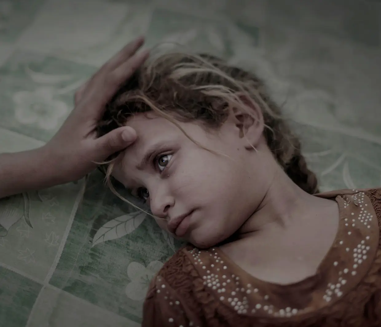 Primero prémio na categoria Pessoas, da autoria de Magnus Wennman, da Suécia. "O que o ISIS deixou para trás", mostra a pequena Maha, de cinco anos, fotografada num campo de refugiados, depois de ter sido obrigada a fugir com a família de Mosul, no Iraque.