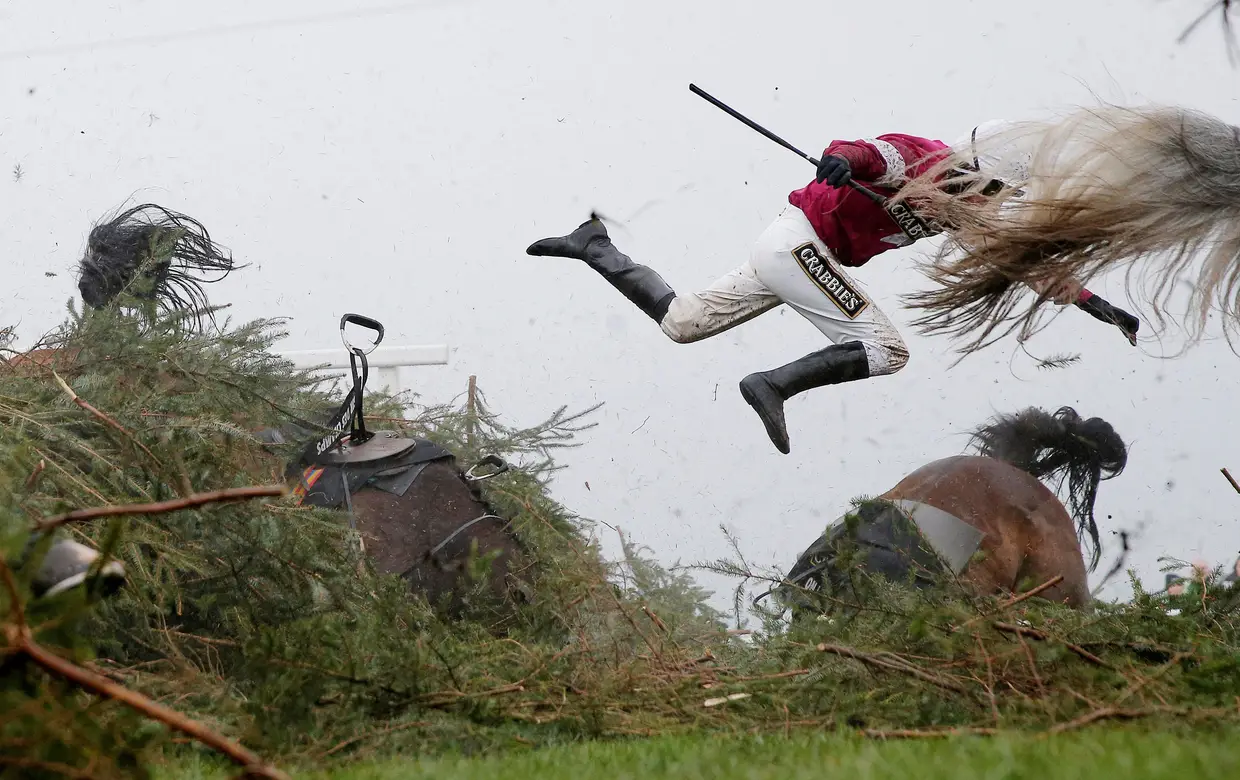 Primeiro lugar na categoria Desporto, de Tom Jenkins, Reino Unido. Momento em que a jockey Nina Carberry cai do cavalo durate uma corrida em Liverpool.