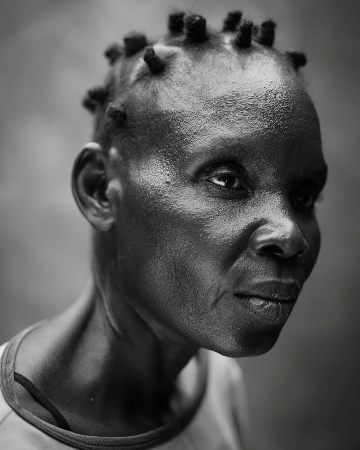Segundo prémio na categoria de Pessoas, da autoria de Robin Hammond, na Nova Zelândia. Imagem mostra Hellen, mulher africana, que sofre de problemas mentais que se desenvolveram numa fase tardia da sua vida.