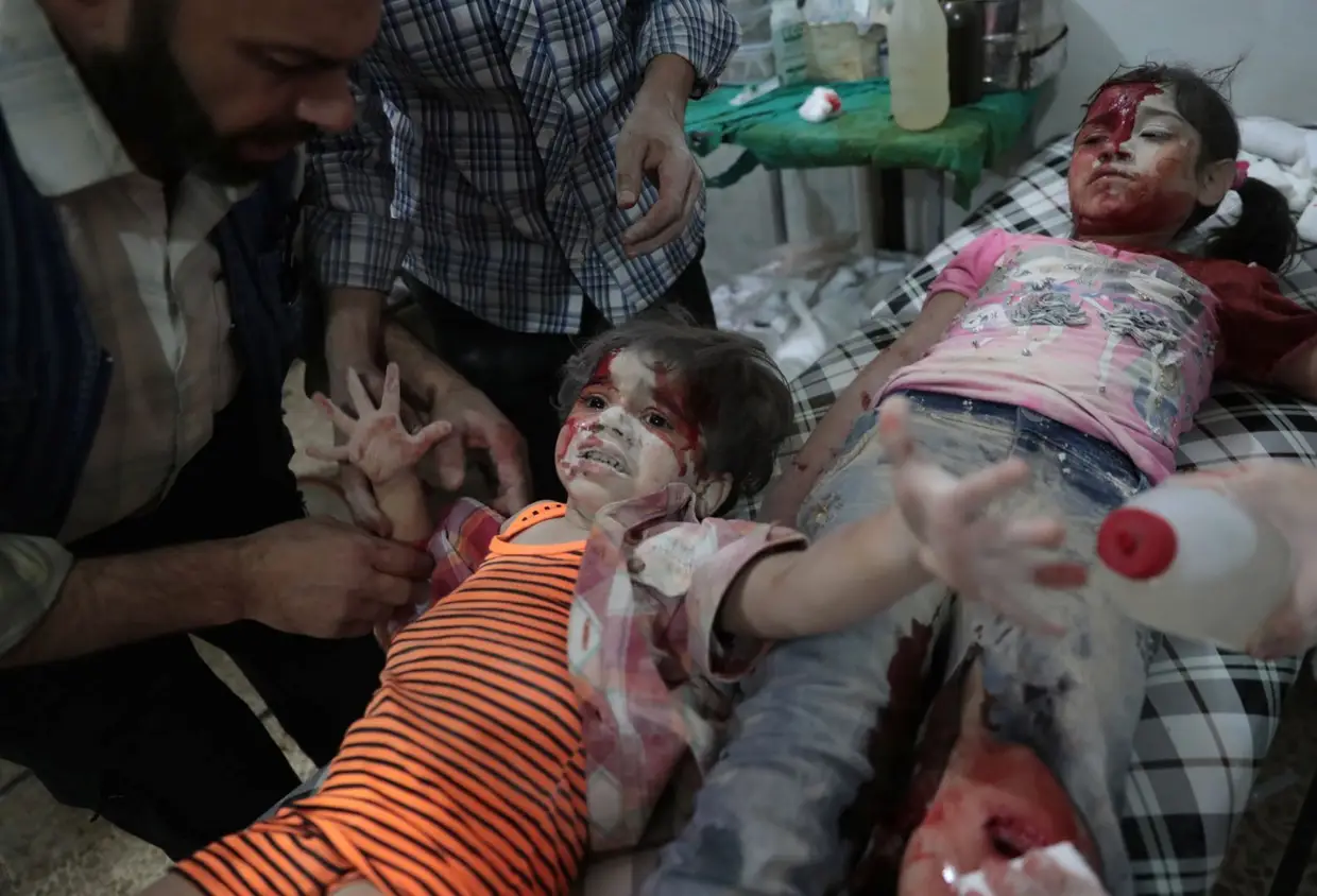 Segundo lugar na categorra de Notícias, por Abd Doumany, freelancer sírio. Meninas sírias são assistida após o alegado ataque aéreo das forças governamentais em Douma, a leste de Damasco.